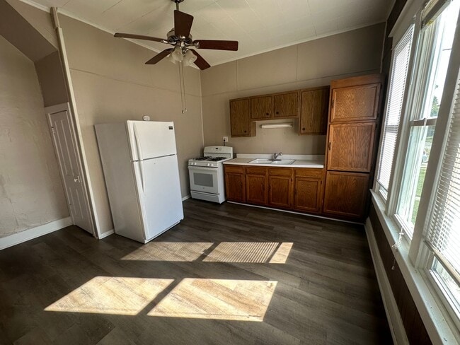 Building Photo - 1719 1/2-1719 1/2 W Adams St Unit 1719 W Adams St