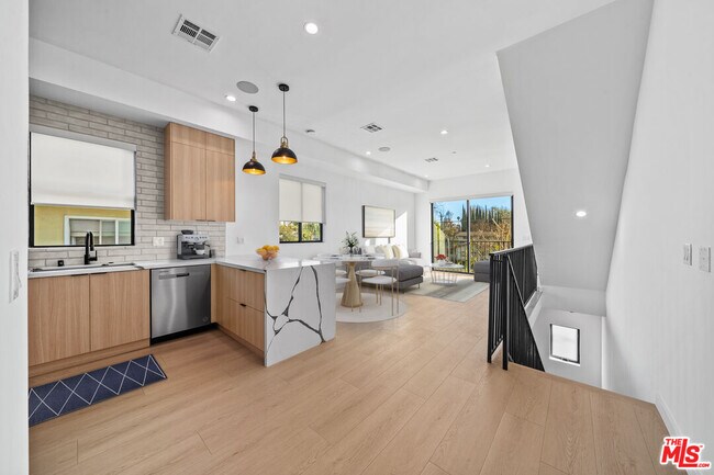 Photo - 13841 Burbank Blvd