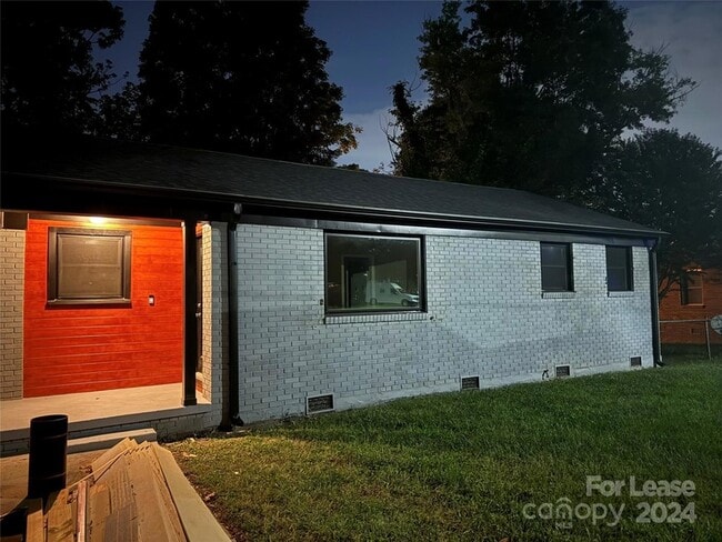 Photo - 2052 Syracuse Dr House