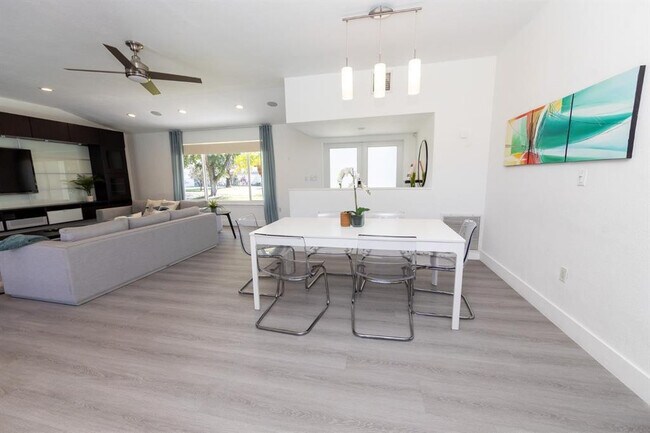 Photo - 475 NE 142nd St