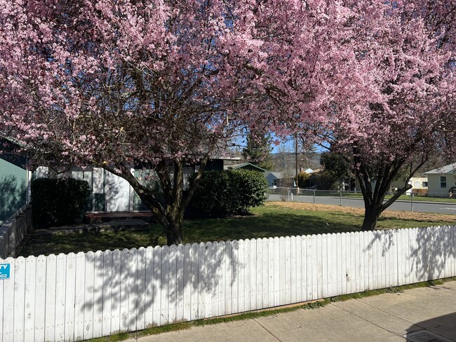 Photo - 902 SW Rogue River Ave Townhome