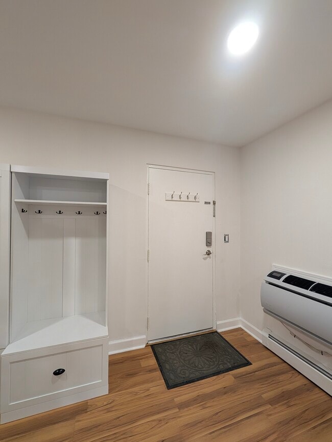 Building Photo - 6361 N Paulina St Unit 1B