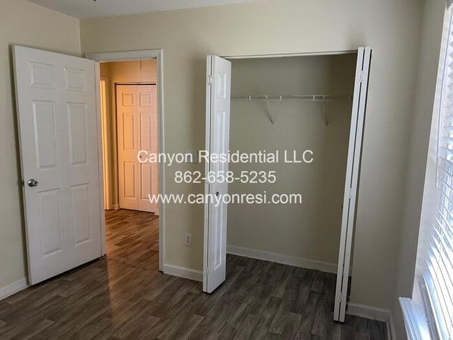 Photo - 461 Bedford Knoll Dr