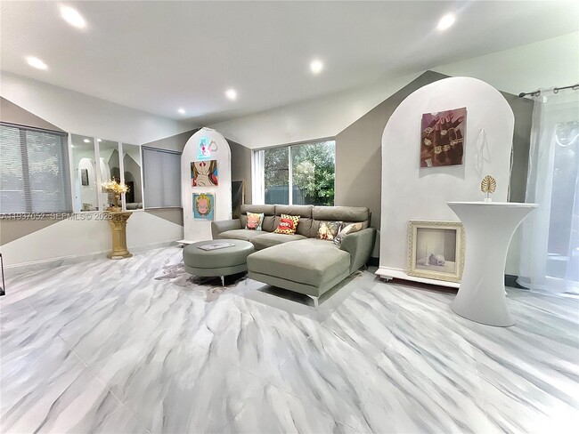 Photo - 1102 NW 26th St Unit 1102