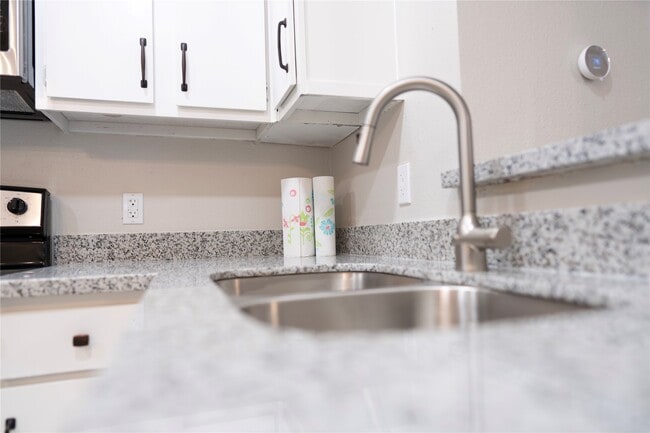 Building Photo - 2021 Spenwick Dr Unit 624