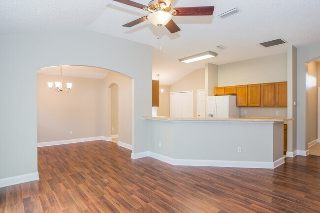 Photo - 1824 Creekview Dr House