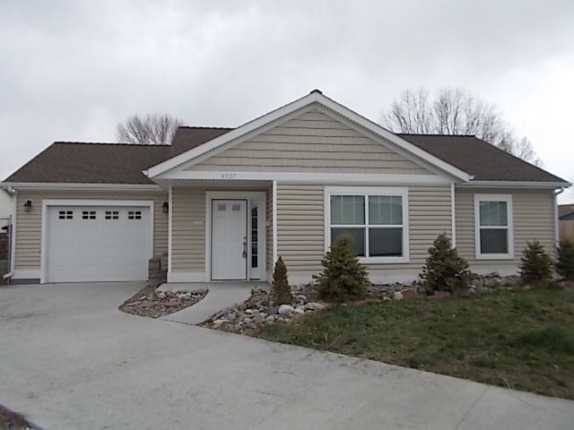 Building Photo - 2 Bed/ 1 Bath/ 1 Car Garage Home