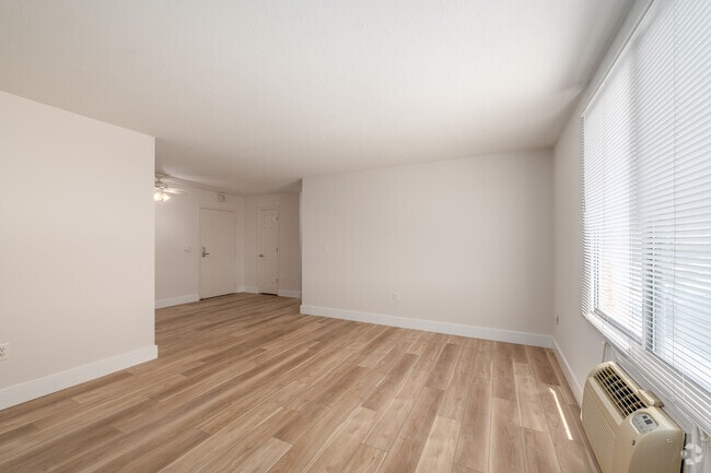 2BR, 1BA - 798SF - Living Room