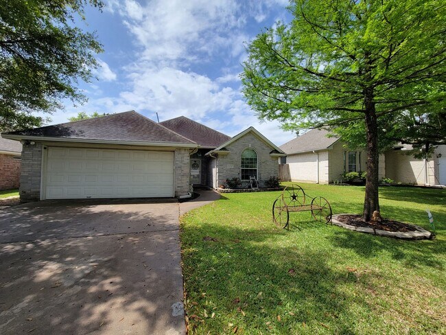 Photo - College Station -3 bedroom / 2 bath / 2 car garage / fenced in back yard. IN EDELWEISS GARTENS