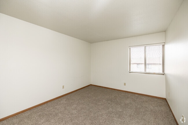 2BR, 1BA - 912 SF