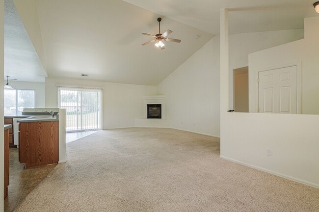 Photo - 102 Kaley St