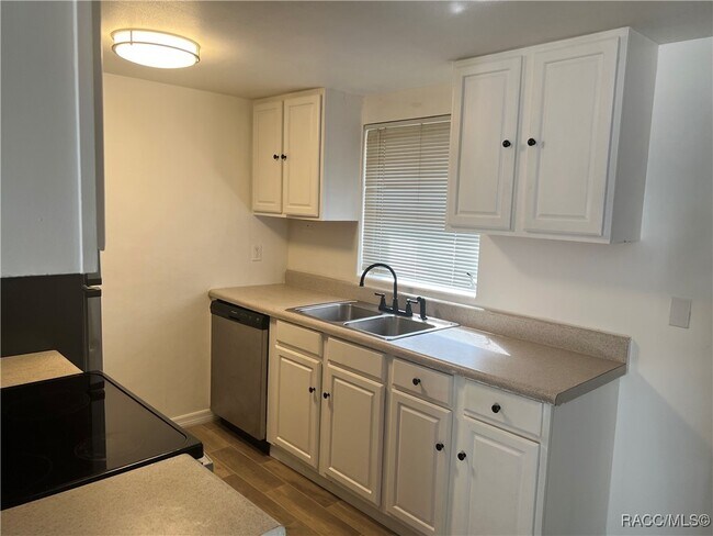 Photo - 8 W Murray St