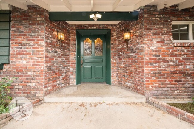 Photo - Fig Garden area Large Home, 4BR/3BA, Pool - Lots of Amenities!