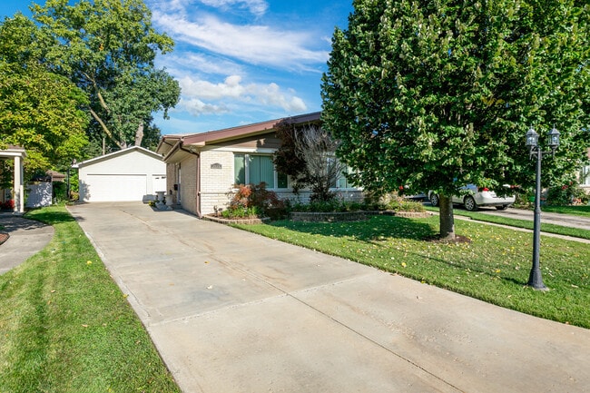 Building Photo - 8606 Lillibet Terrace