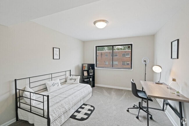 2BR, 1BA - 833SF - Bedroom