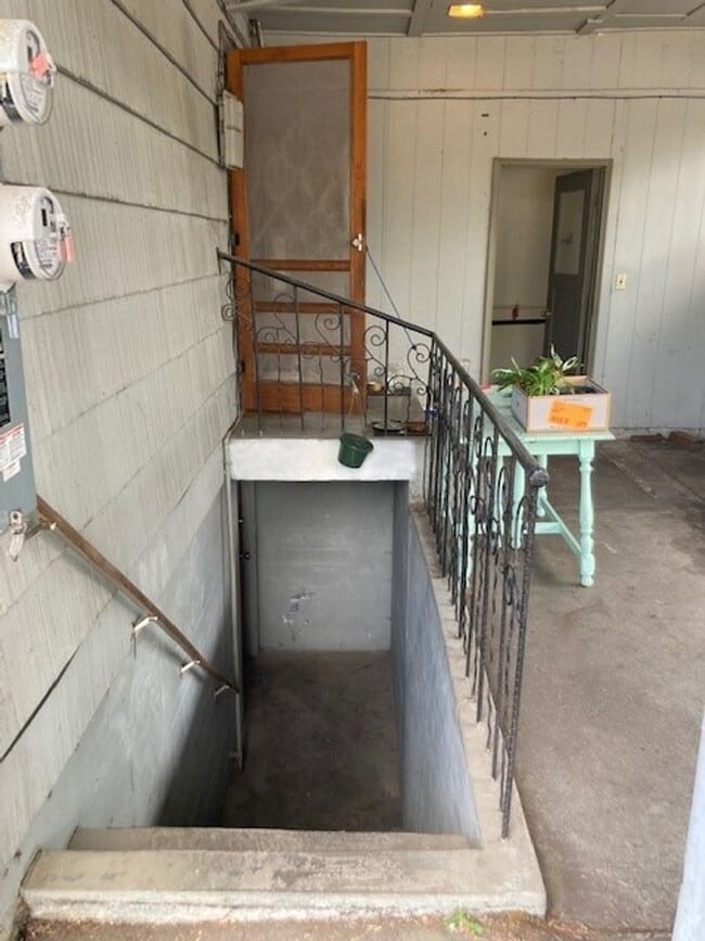 Photo - (487) 25th Street Duplex  2 Bdrm / 1 Bthrm Unit 1036-B