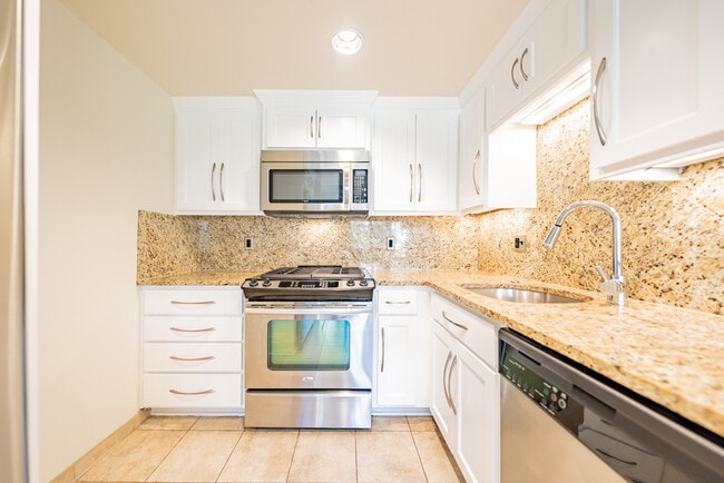 Photo - Sunset Country Club Plaza Apartments