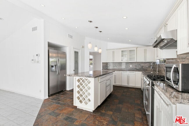 Building Photo - 20500 Archwood St Rental