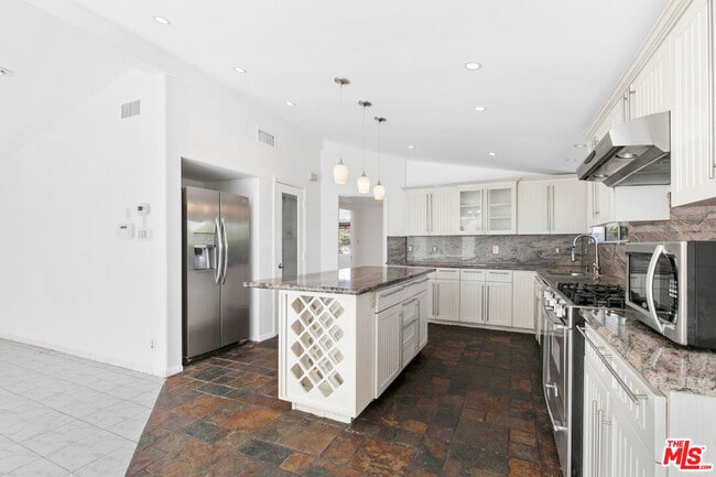Photo - 20500 Archwood St Casa