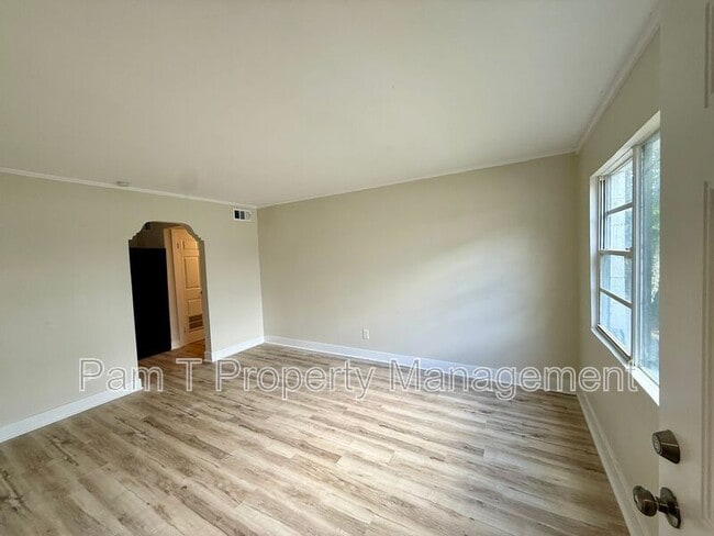 Photo - 505 W 42nd St