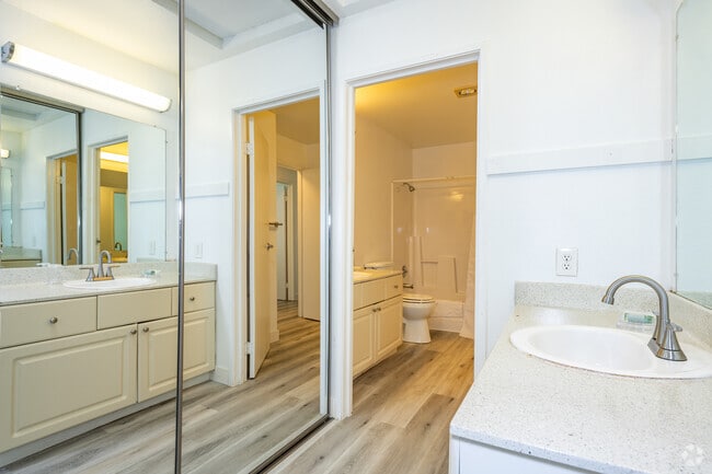2BR, 1BA - 878SF - Bathroom