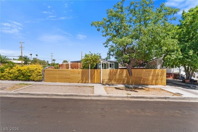 Photo - 605 L Ave