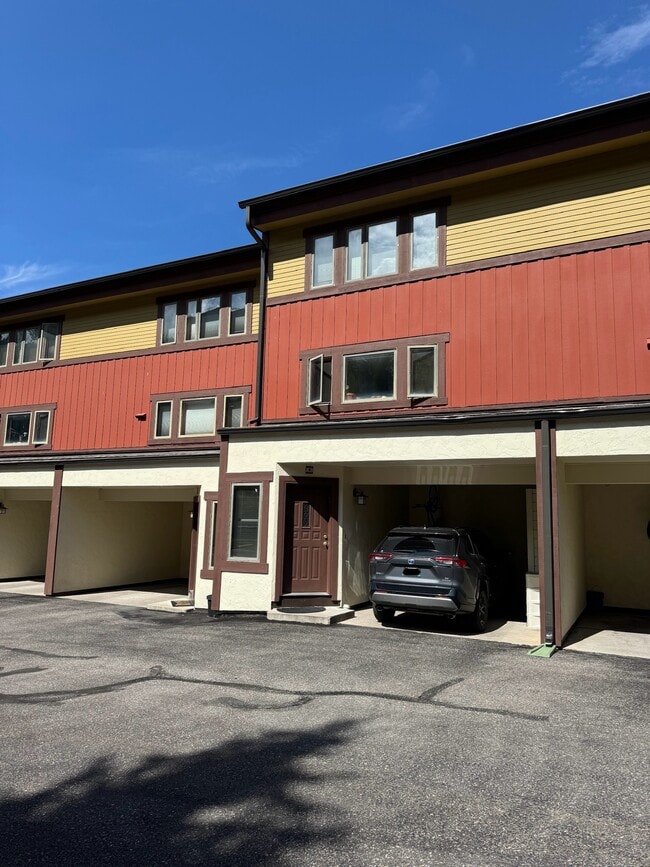 Building Photo - 2500 Kinnickinnick Rd