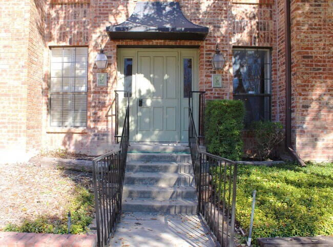 2-BEDROOM ALAMO HEIGHTS CONDO - 2-BEDROOM ALAMO HEIGHTS CONDO