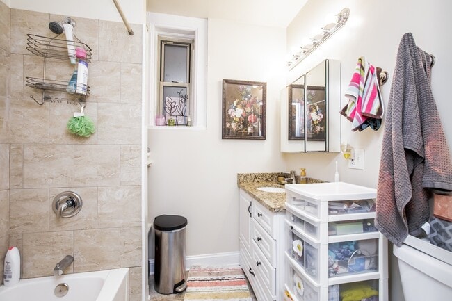 Photo - Spacious 1bed in Bucktown!  Central Air, Dishwasher, FREE Laundry & Internet! Unidad 1F