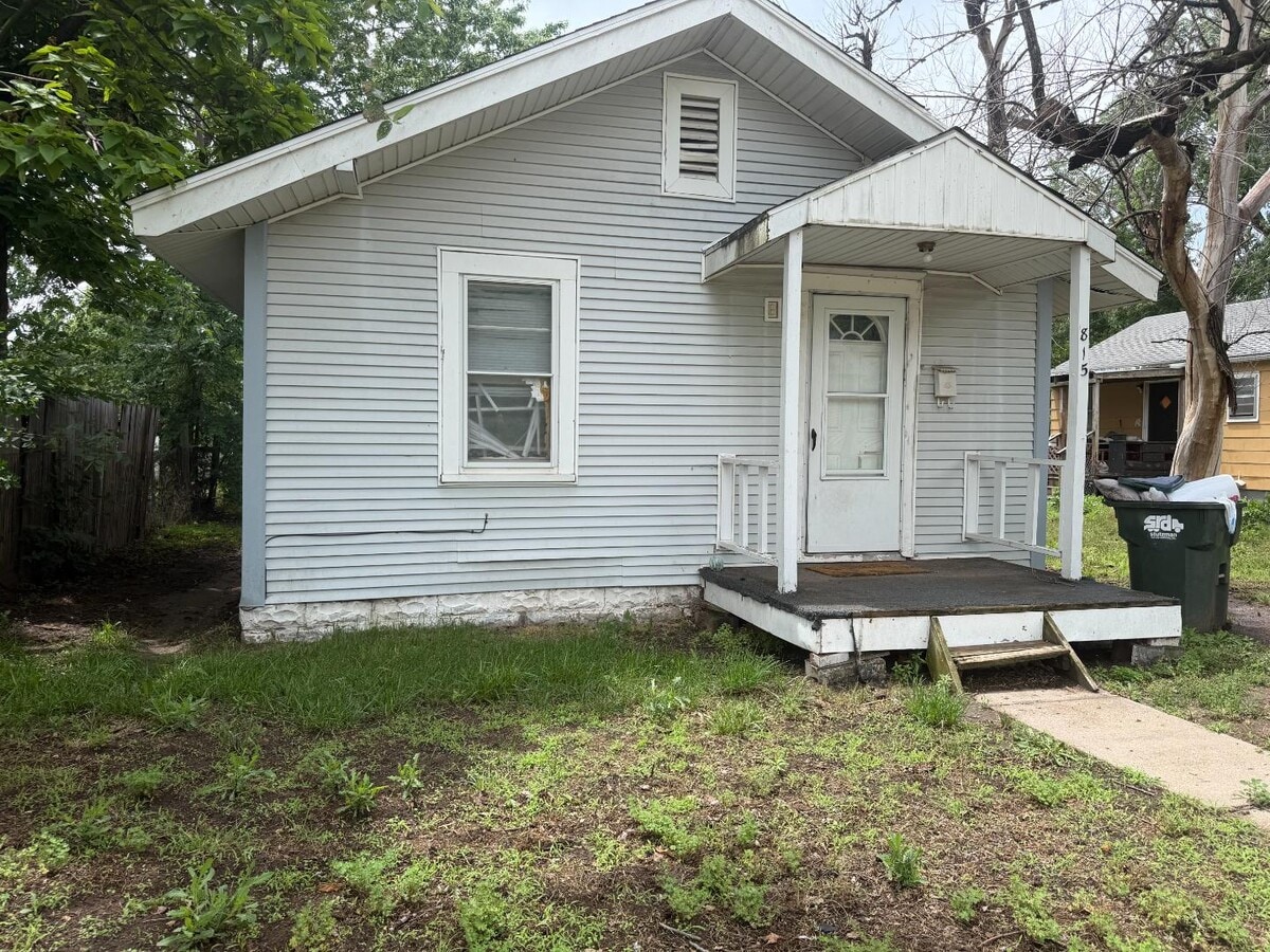 Photo - 815 E 9th Ave