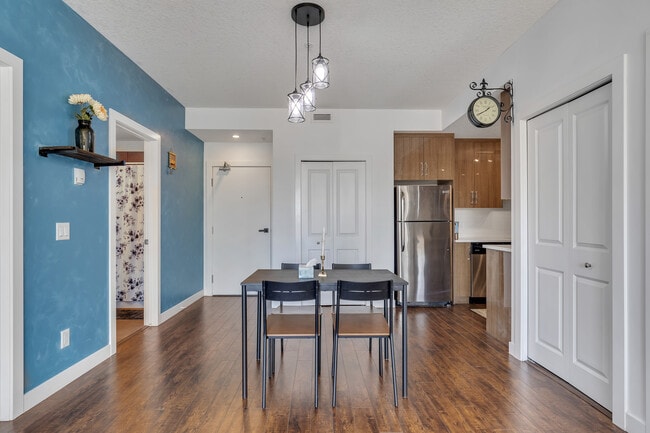 Photo - 607 17 Av NW Unit 205