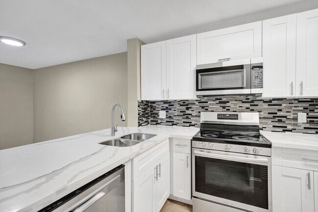 Photo - Fully Renovated 3BD/2BA in Lakes of Jacaranda - Plantation Unidad 101