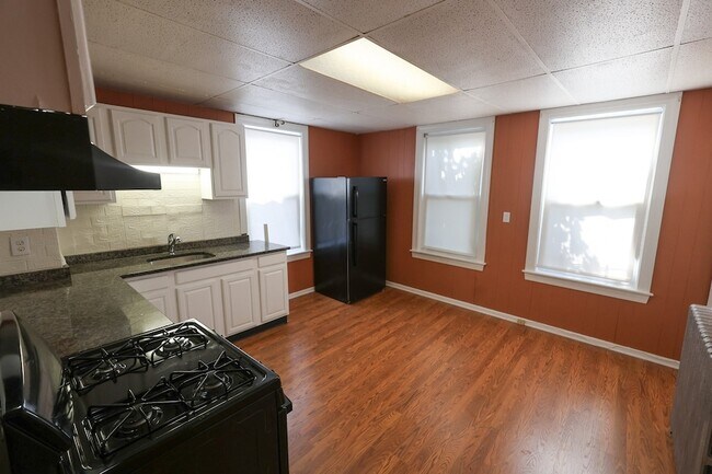 Building Photo - 421 Seaver St Unit 3