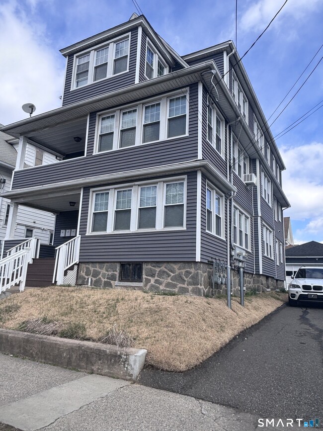 Building Photo - 624 Bishop Ave Unit 3