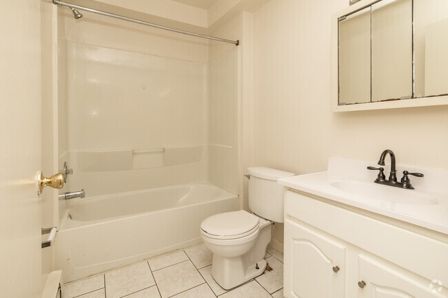 1BR, 1BA - 600SF - Bathroom