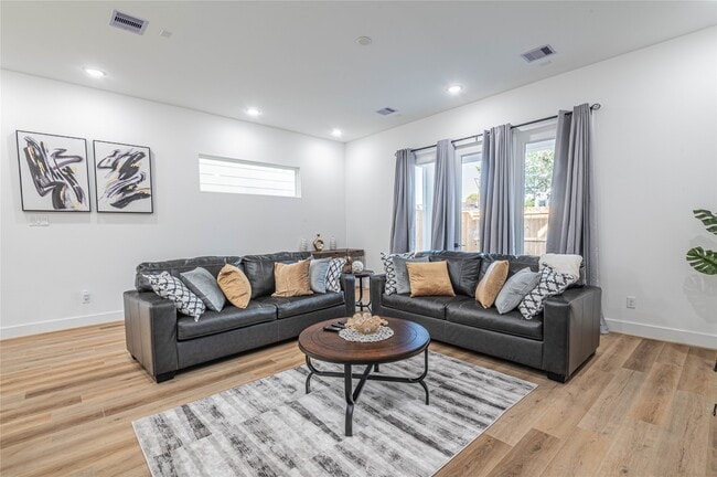 Photo - 3507 Ennis St