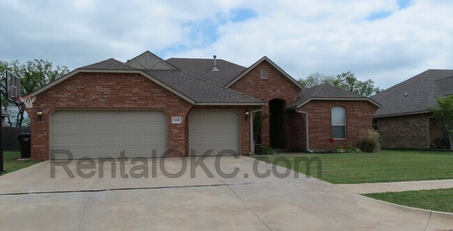 Building Photo - Beautiful Moore Home with Office