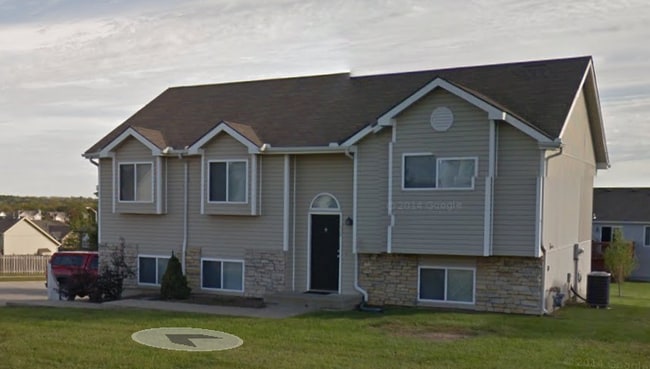 Building Photo - Coming Soon – Spacious Northland Single-Family Home!