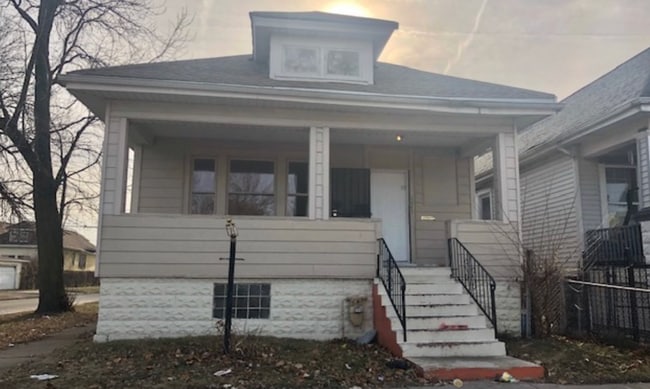 Building Photo - Spacious 4BR/1.5BA Chicago Home with Parki...