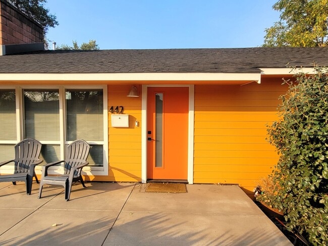 Building Photo - Charming Single-level Home, Fully Furnished + WIFI. Convenient NE Location! Pilot Butte, Downtown.