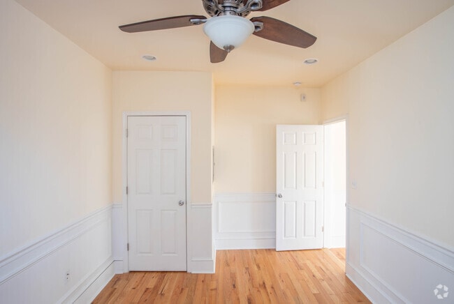 Bedroom 1BR, 1BA 500 SF