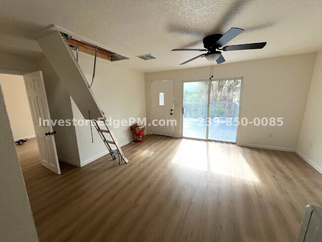 Beautifully Renovated 2BR w/ Loft & Private Deck