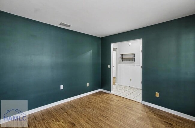 Photo - 404 Clairemore Ct