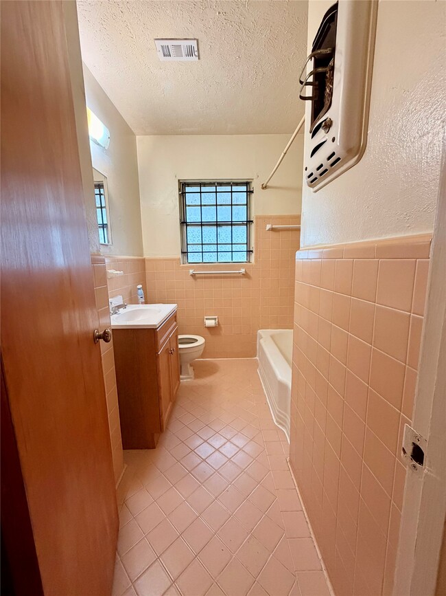 Photo - 6211 Schevers St