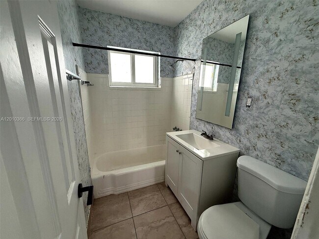 Photo - 1885 SW 4th St Unidad 3