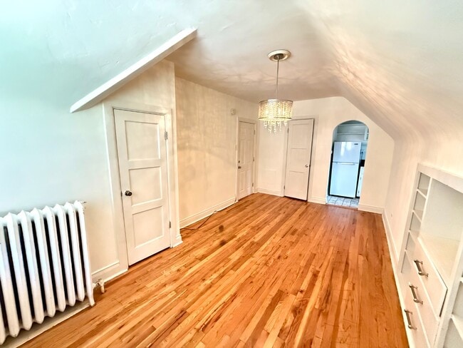 Building Photo - Top floor Studio Apartment in Capitol Hill! Available NOW! Unit 8