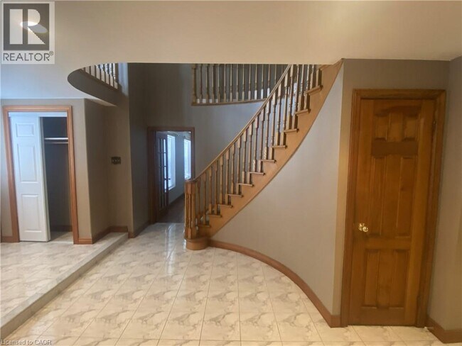 Photo - 38 ELEVENTH Road E