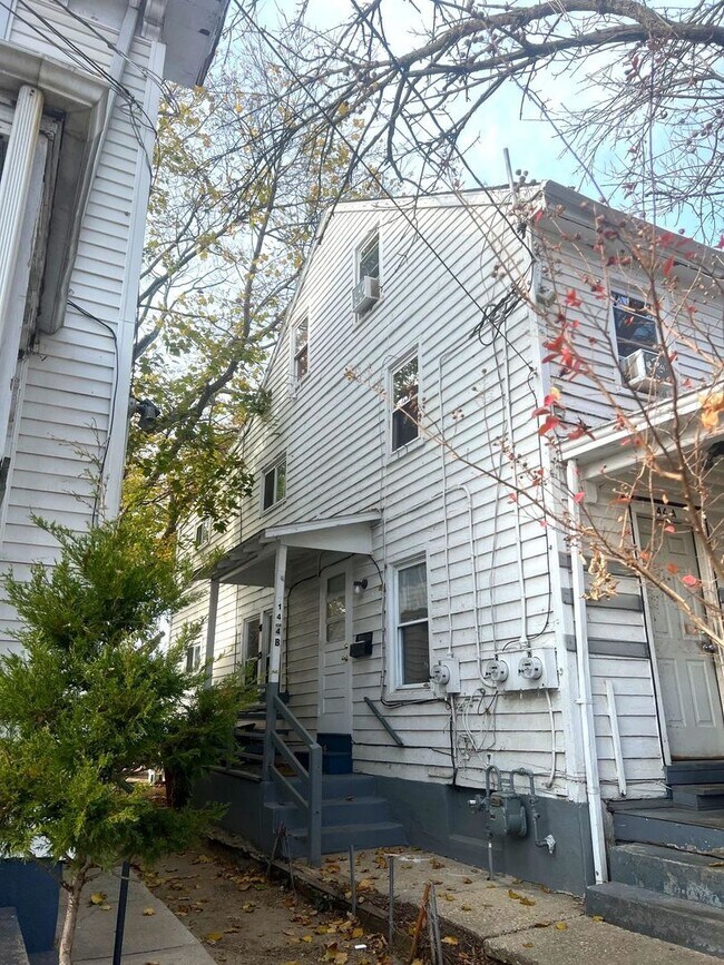 Building Photo - 144 Walnut St Unit Apt A