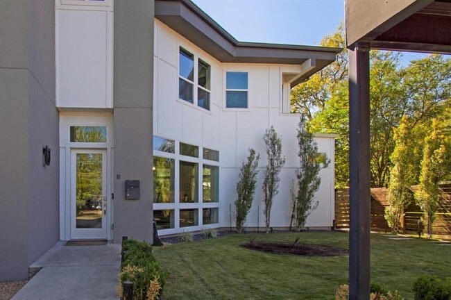 Building Photo - 1905 Alegria Rd