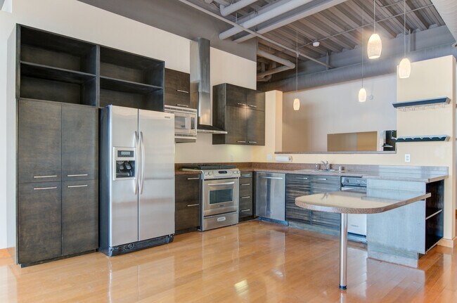 Photo - Luxury Gold Lofts! Bright Open Floor Plan with City Views-Secure Parking Unidad 406